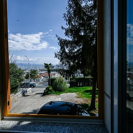 Seafront Apartament *